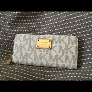Michael Kors Zip-Around Continental Wallet Vanilla
