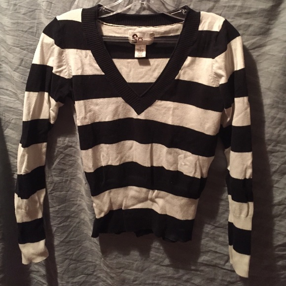 B&W V-Neck - Picture 1 of 1