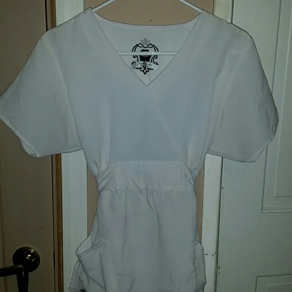 SCRUB TOP
