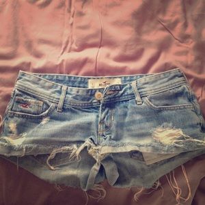 HOLLISTER SHORT CUT DENIM SHORTS!