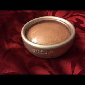 Stila illuminating powder in rose gold.