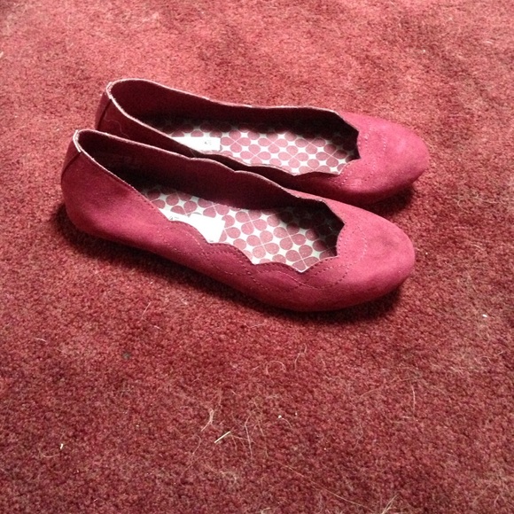 Scalloped edge burgundy flats