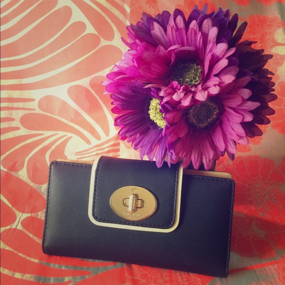 ♠️Turnlock Stacy Hampton Road Wallet - **President Holiday SALE PRICE!**