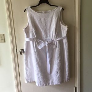 Cute white summer dress. Cute pattern detail.