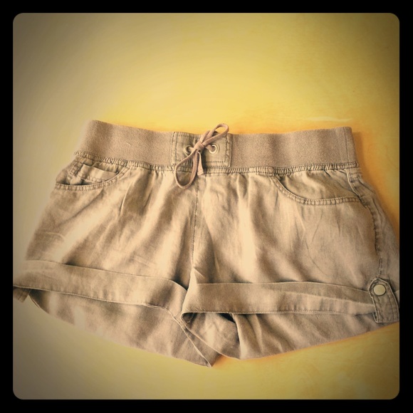 Linen Casual Shorts in Taupe.