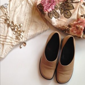 💰⤵️ Franco Sarto flex slip on camel color shoes