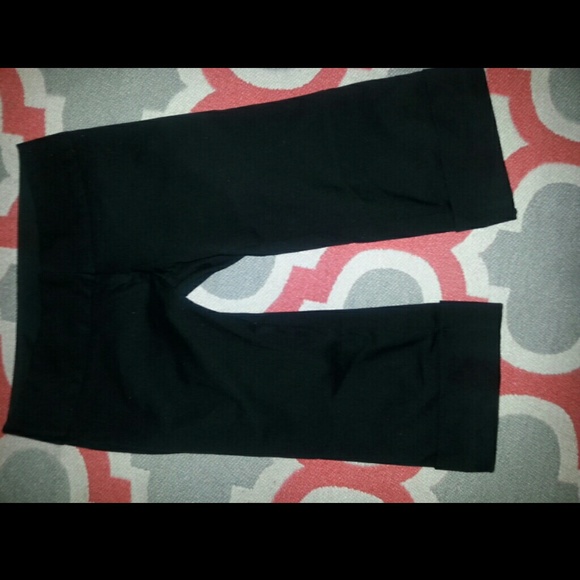 Low waisted blk capri pants - Picture 2 of 3