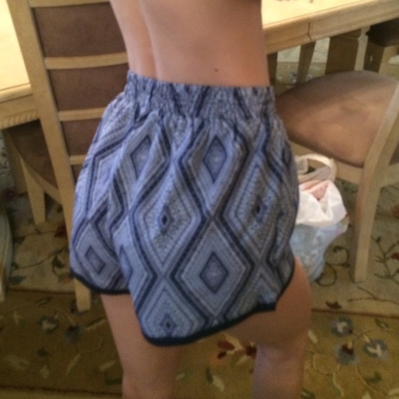 Patterned flowy high shorts - Picture 2 of 3