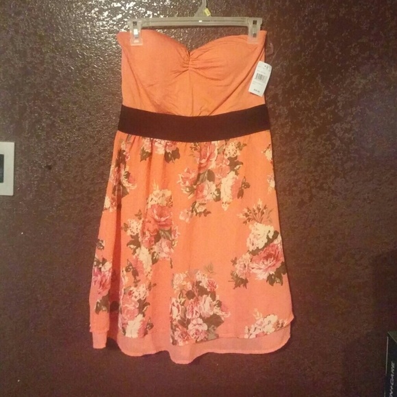BRAND NEW! Coral/peach floral dress strapless