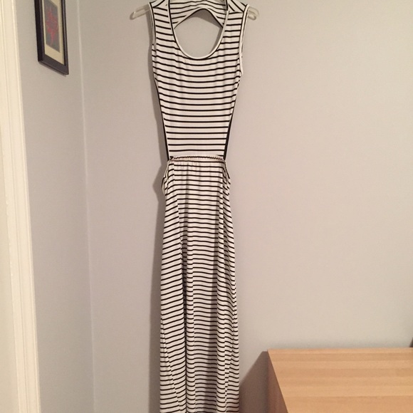 🆕 B&W Front Split Maxi Dress - Picture 4 of 4