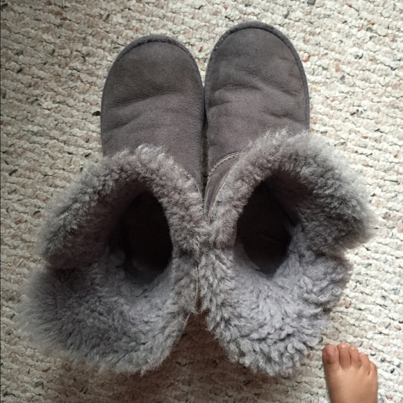 Grey Bailey Button UGGS - Picture 2 of 4