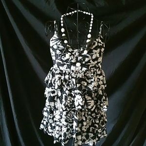 Ruffle top by *Mind Code* black & white *NWT*