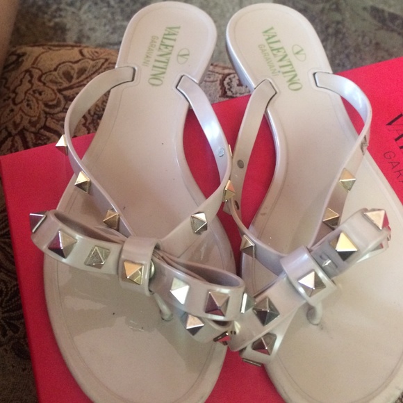 SOLD. Valentino bow thong sandals with detail - Picture 2 of 4