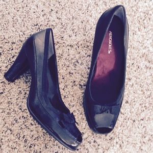 Black patent pump