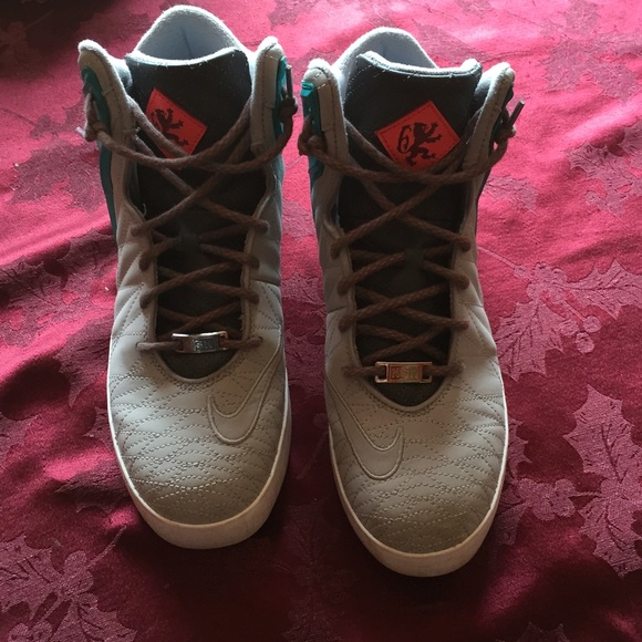 Lebron lifestyles - Picture 4 of 4