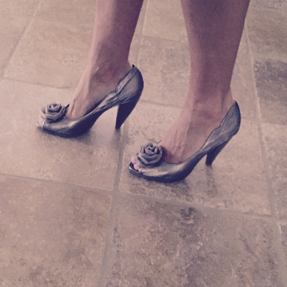 Seychelles antique pewter pump