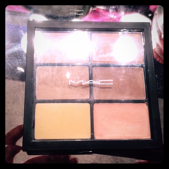 MAC Pro Concealer Palette • In Medium