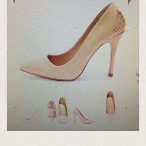 Size  5 1/2. Blush pumps never worn.