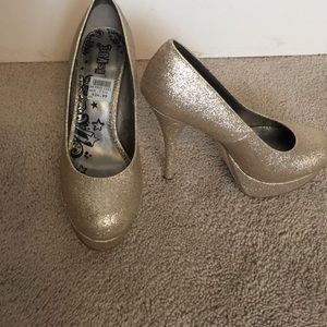 Gold glitter platform pumps