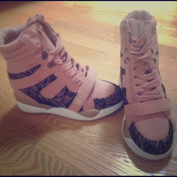 "Announce" lace sneaker wedges in Blush
