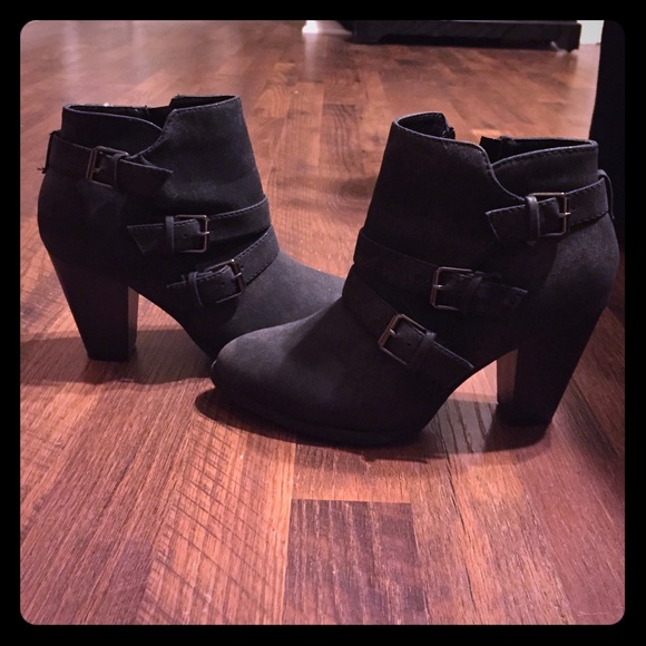 Boots - Black leather booties