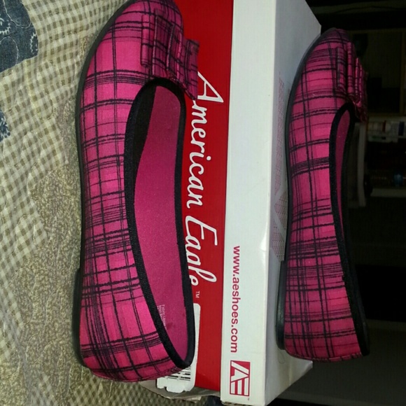 Black/pink flats
