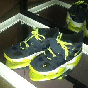 Nike shoes size 6 in grade school & 8 in Women's