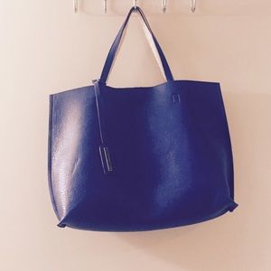Street Level reversible tote in Navy/taupe