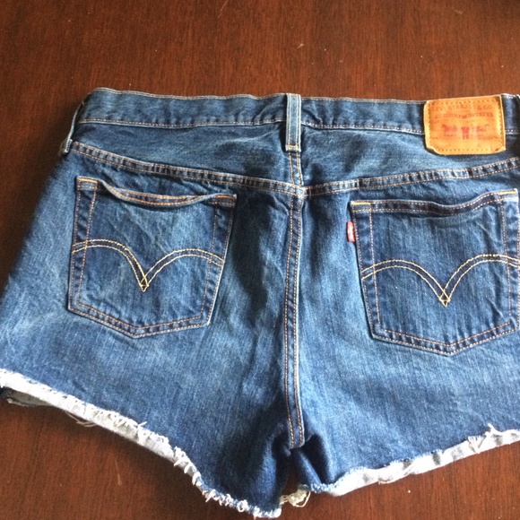 Levi's cut off shorts size 26 - Picture 3 of 3