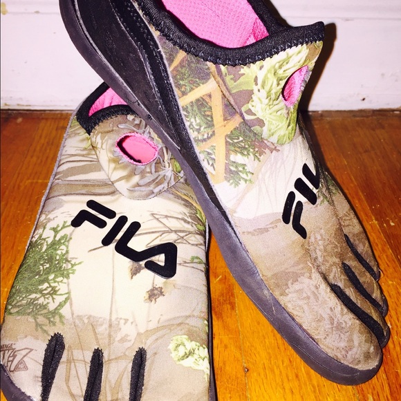 FILA toe shoes (size 10)