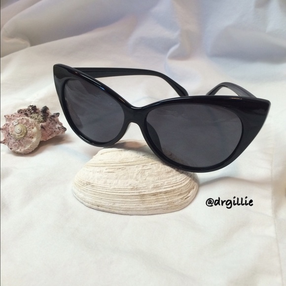 Accessories - 🎉HP 7/10☀️ Cat Eye Sunglasses w/case☀️Last 2