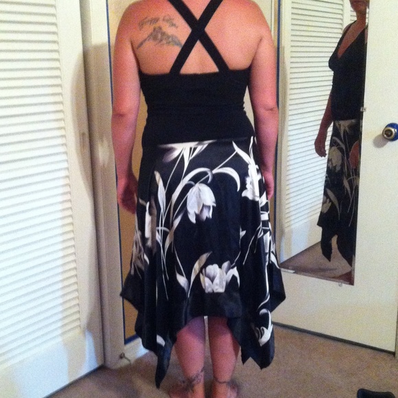 SOLD🎉🎉🎉🎉 Black /White  halter evening dress - Picture 3 of 3