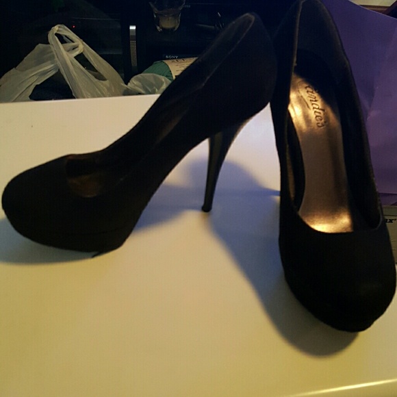 Black heels - Picture 2 of 3