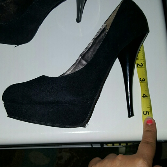 Black heels - Picture 3 of 3