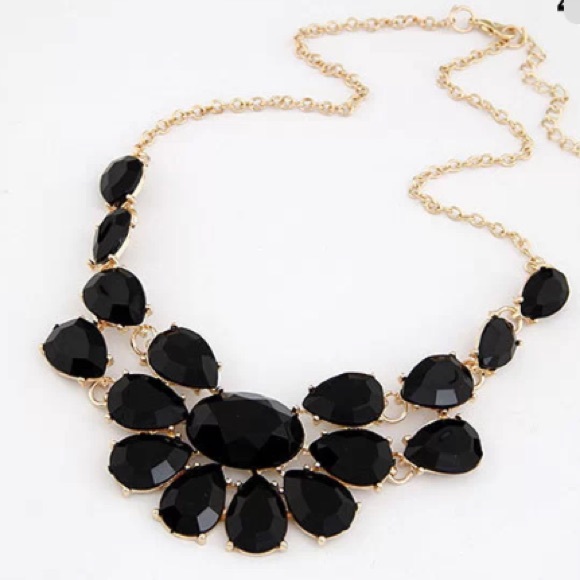 Jewelry - Black statement necklace