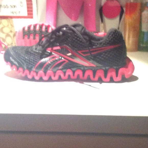 Pink reebok tennis shoes
