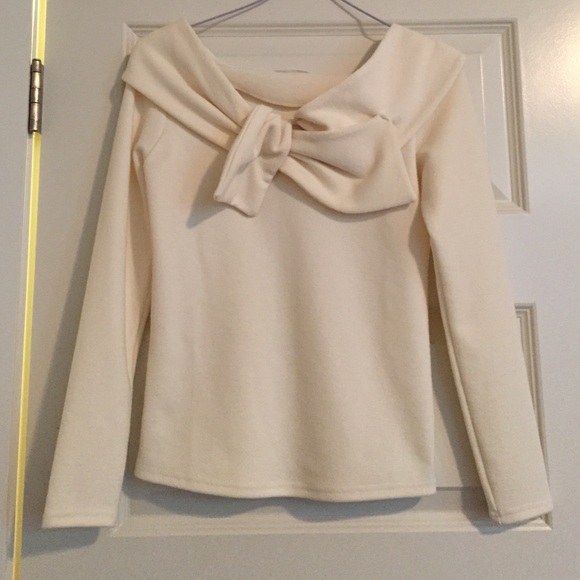 Tops - Cream knitted top with huge bow shoulder details