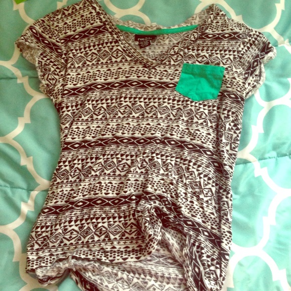 Aztec print t-shirt with turquoise pocket