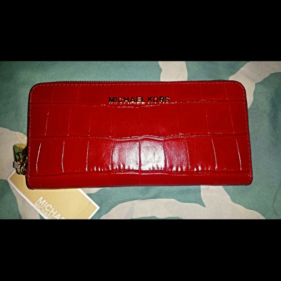 🆕 Michael Kors Croc Continental Zip Wallet