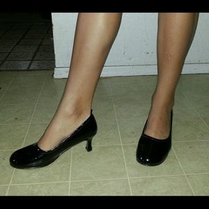 1", black, closed-toe heels