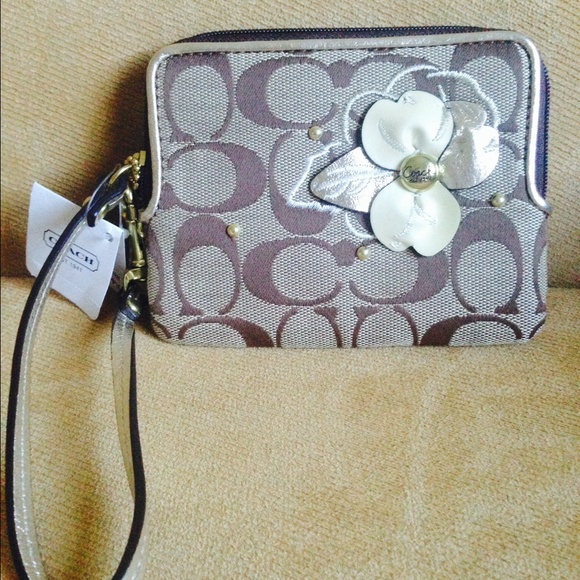 🌸 Floral Coach wristlet 🌸