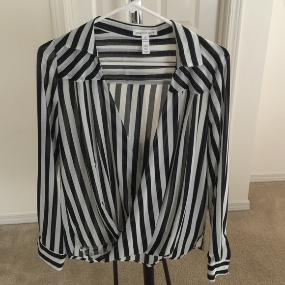 Like new navy and white sheer cross over top!