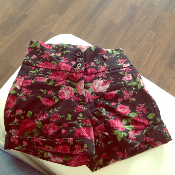 Floral stretchy shorts