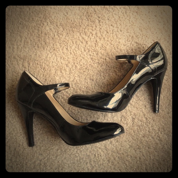 Shiny black Nine West Pumps
