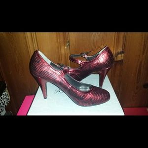 Red and black snake skin pump