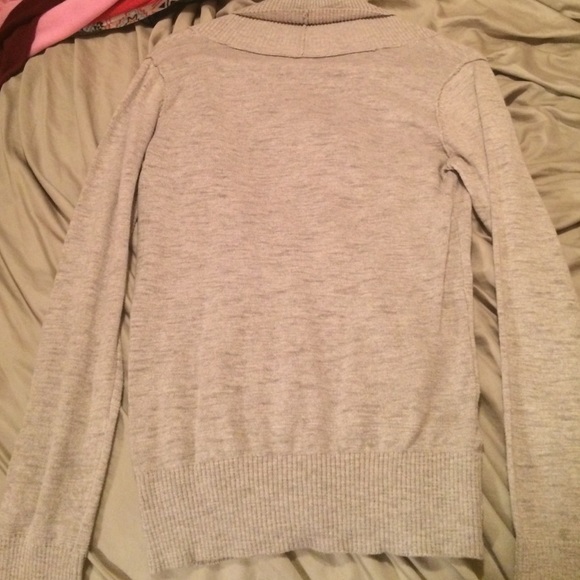 Beautiful sweater - Picture 2 of 2