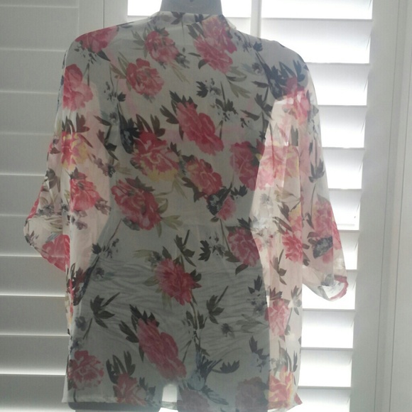 Sold in bundle💜3 for 15💜Vintage floral cardigan! - Picture 2 of 4