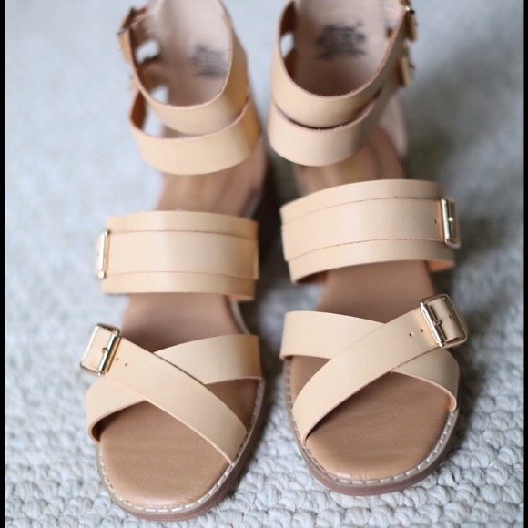 Cute sandals, never worn!