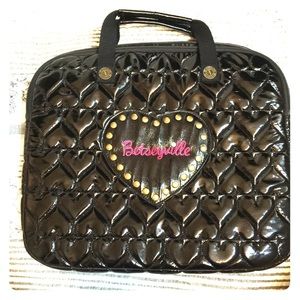 Betseyville laptop case.