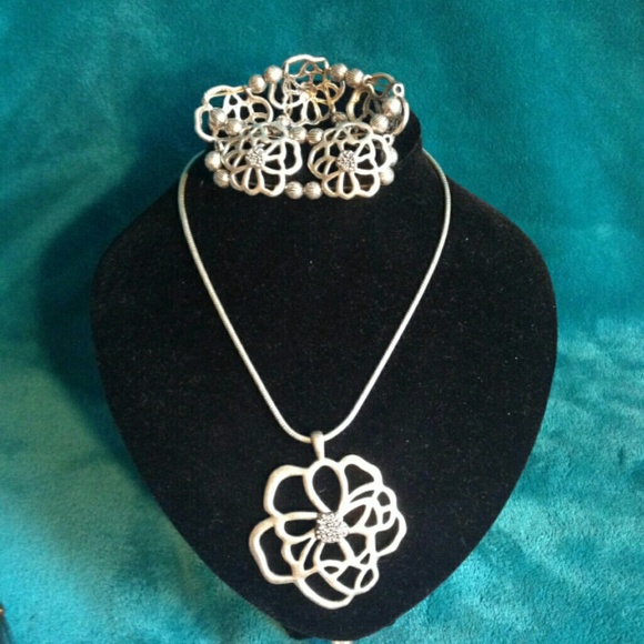 chicos Jewelry - Chicos set of Necklace and stretch bracelet